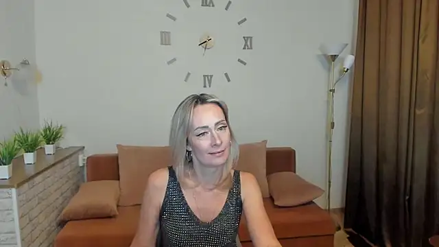 Snapshot of Julia_Cherry_ chatting on 02-09-25, 02:18 Julia Cherry  online show from 02-09-25, 02:18