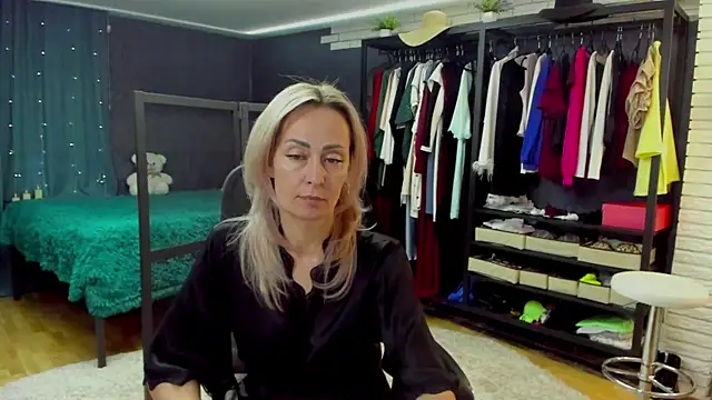 Julia Cherry  online show from 01-11-26, 03:52