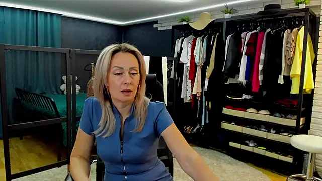 Julia Cherry  online show from 05-01-26, 03:39
