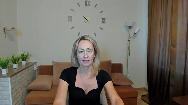 Snapshot of Julia_Cherry_ chatting on 01-24-25, 12:10 Julia Cherry  online show from 01-24-25, 12:10