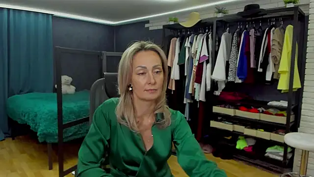 Julia Cherry  online show from 11-26-25, 04:18