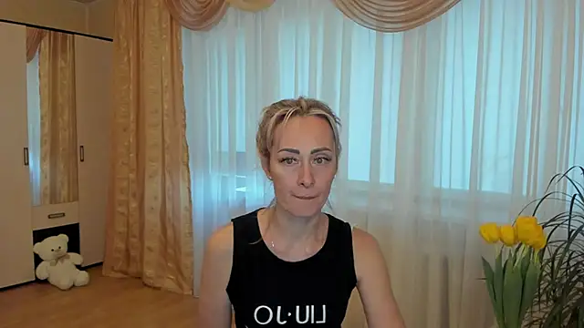 Snapshot of Julia_Cherry_ chatting on 03-08-25, 02:08 Julia Cherry  online show from 03-08-25, 02:08