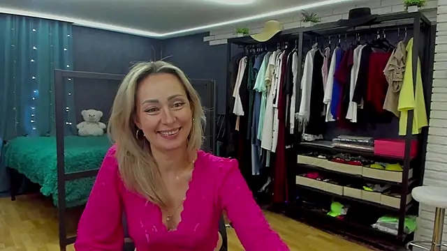 Julia Cherry  online show from 12-20-25, 02:20