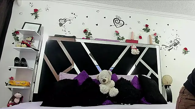 Snapshot of thedream_girls chatting on 10-24-25, 12:04 thedream girls online show from 10-24-25, 12:04