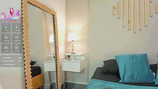 Julia Martinez  online show from 03-18-25, 05:44