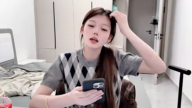 yangyang-1115 online show from 09-17-25, 04:09