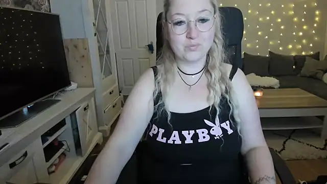 Lillyloo  online show from 10-06-25, 03:40