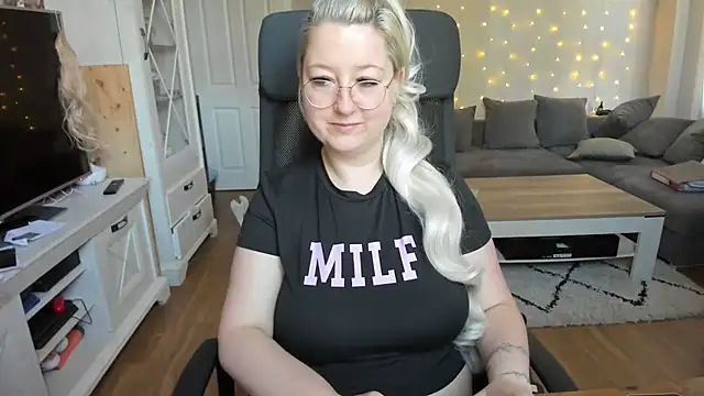 Lillyloo  online show from 09-23-25, 06:31