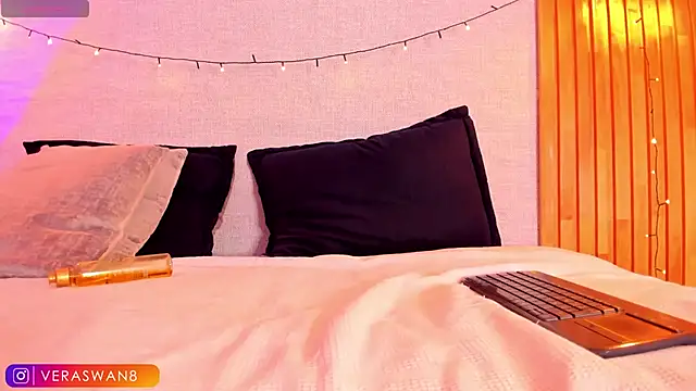 MoonSwan1 online show from 01-08-25, 12:38