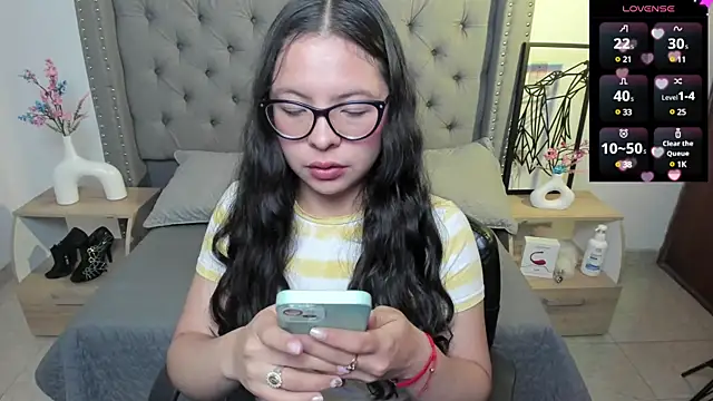 Snapshot of Sapphiraa chatting on 01-11-25, 12:33 Sapphiraa online show from 01-11-25, 12:33