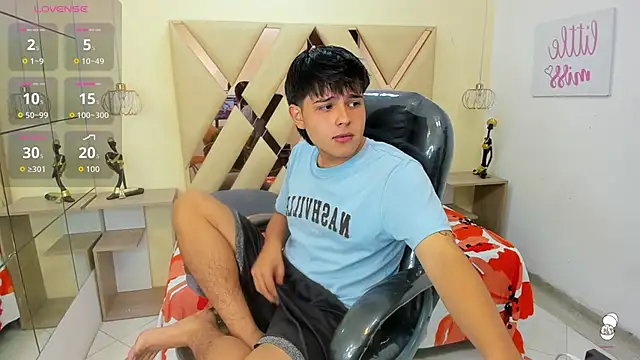 Snapshot of AndrewPherson chatting on 09-16-25, 02:40 AndrewPherson online show from 09-16-25, 02:40