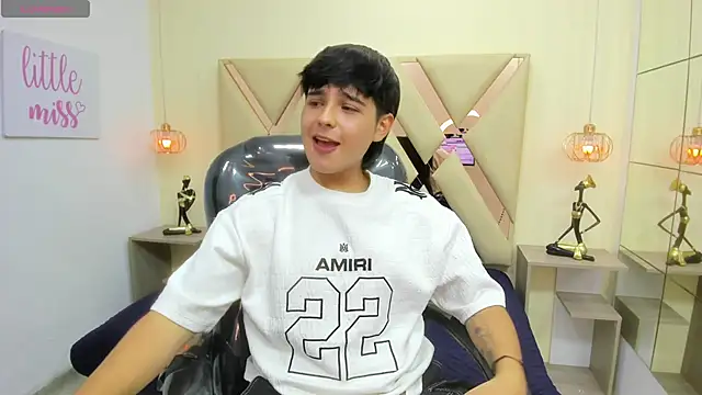 Snapshot of AndrewPherson chatting on 04-11-26, 01:37 AndrewPherson online show from 04-11-26, 01:37