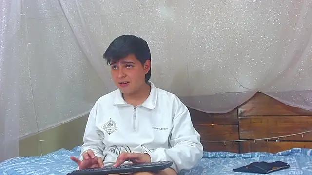 Snapshot of AndrewPherson chatting on 02-20-25, 06:13 AndrewPherson online show from 02-20-25, 06:13