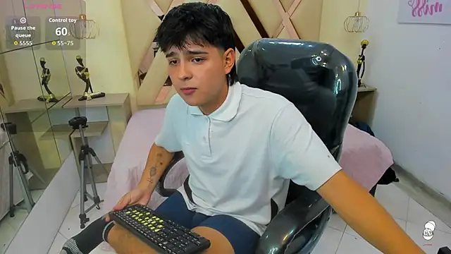 Snapshot of AndrewPherson chatting on 09-11-25, 01:33 AndrewPherson online show from 09-11-25, 01:33