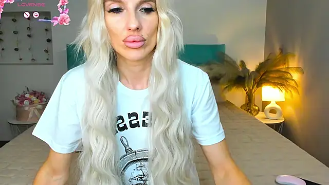 Snapshot of Lana_kitty__ chatting on 09-10-25, 09:14 Lana kitty online show from 09-10-25, 09:14