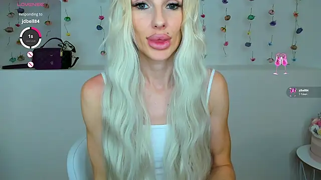 Snapshot of Lana_kitty__ chatting on 09-22-25, 10:16 Lana kitty online show from 09-22-25, 10:16