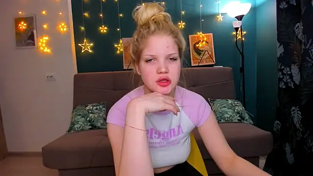 Snapshot of Xloe_Queen chatting on 01-25-25, 11:13 Xloe Queen online show from 01-25-25, 11:13