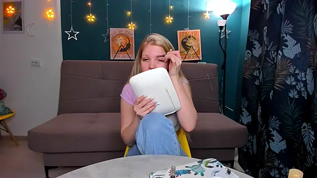 Snapshot of Xloe_Queen chatting on 01-23-25, 10:11 Xloe Queen online show from 01-23-25, 10:11