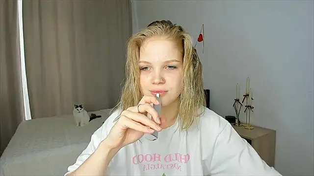 Snapshot of Xloe_Queen chatting on 02-22-26, 11:12 Xloe Queen online show from 02-22-26, 11:12