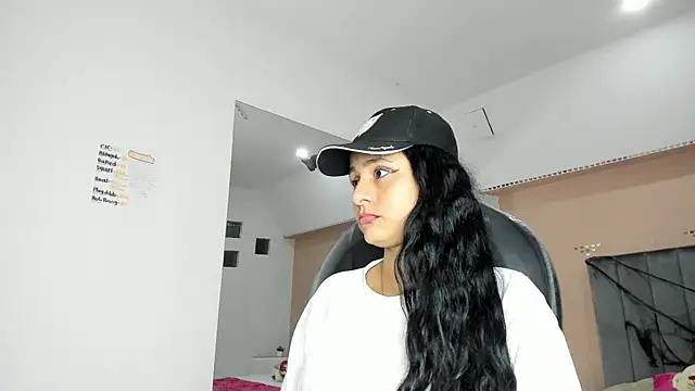 Giselle Roldan online show from 10-16-25, 03:37