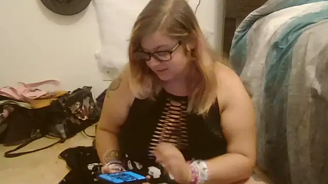 HoneyBear19 online show from 10-20-25, 07:09