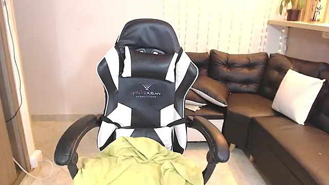 Snapshot of ashleylove_prg chatting on 02-21-25, 07:23 ashleylove prg online show from 02-21-25, 07:23