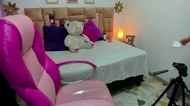 olivia willd online show from 10-17-25, 08:10