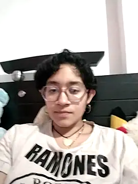 Lili Gomez  online show from 12-21-25, 02:52