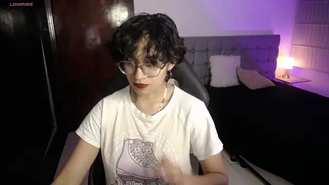 Lili Gomez  online show from 10-16-25, 02:14