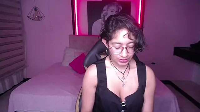 Lili Gomez  online show from 09-22-25, 12:44