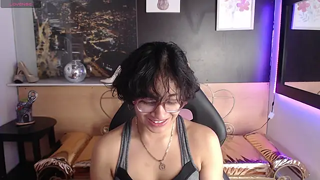 Lili Gomez  online show from 10-21-25, 01:43