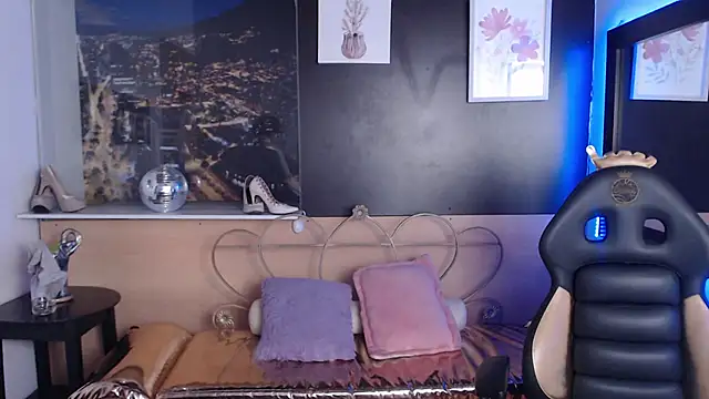 Lili Gomez  online show from 10-20-25, 01:22