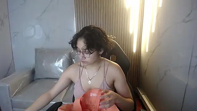 Lili Gomez  online show from 11-19-25, 01:22