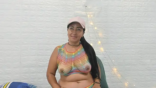 Snapshot of CHantal_33 chatting on 12-16-24, 01:32 CHantal 33 online show from 12-16-24, 01:32