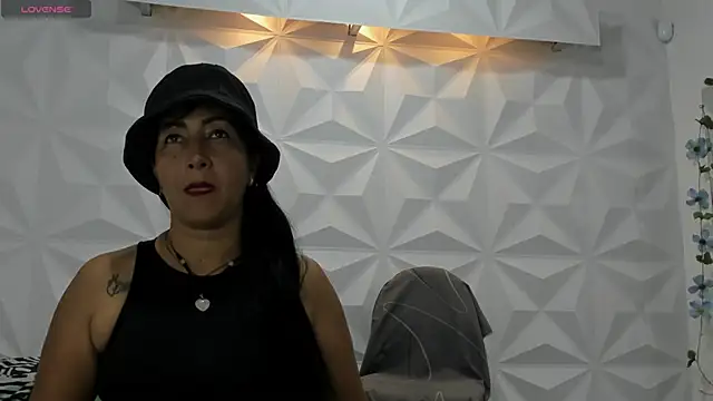 Snapshot of CHantal_33 chatting on 01-21-25, 09:04 CHantal 33 online show from 01-21-25, 09:04