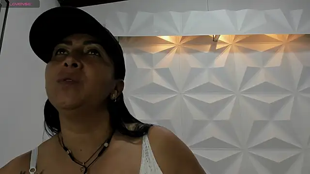 Snapshot of CHantal_33 chatting on 01-22-25, 05:59 CHantal 33 online show from 01-22-25, 05:59
