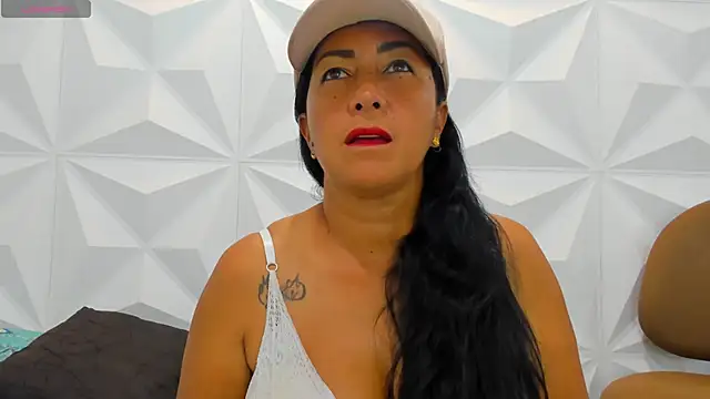 Snapshot of CHantal_33 chatting on 01-02-25, 11:06 CHantal 33 online show from 01-02-25, 11:06