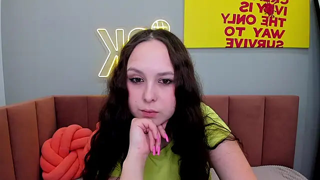 Snapshot of BeatriceReeves chatting on 06-06-26, 01:11 BeatriceReeves online show from 06-06-26, 01:11