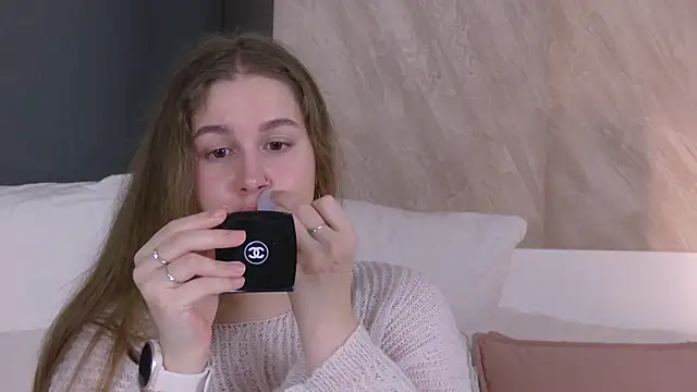 EllieHayes online show from 04-18-26, 12:02