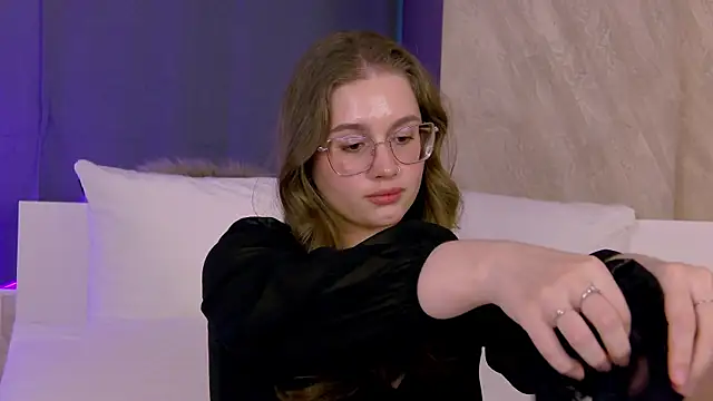 Snapshot of EllieHayes chatting on 06-21-26, 02:39 EllieHayes online show from 06-21-26, 02:39