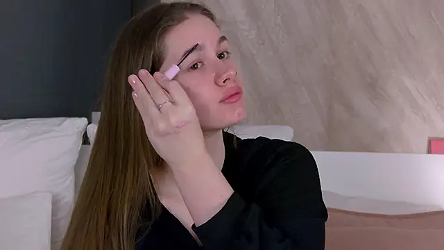 EllieHayes online show from 05-08-26, 04:16