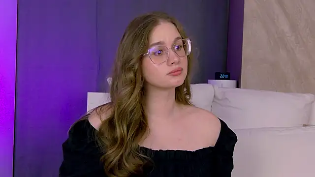 Snapshot of EllieHayes chatting on 06-19-26, 04:57 EllieHayes online show from 06-19-26, 04:57