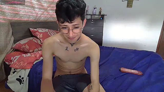 Snapshot of Sweet_c4mer0n chatting on 10-13-25, 05:47 Sweet c4mer0n online show from 10-13-25, 05:47