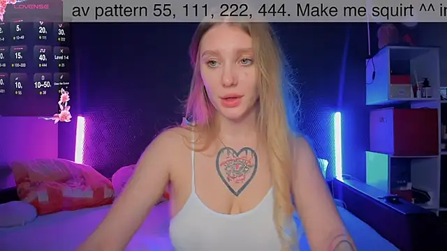 Snapshot of AliceMilman chatting on 03-08-25, 01:14 AliceMilman online show from 03-08-25, 01:14