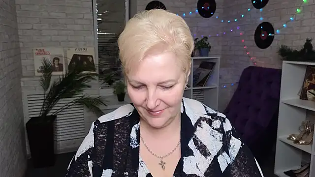 Snapshot of Sandra_Snow chatting on 01-28-25, 02:31 Sandra Snow online show from 01-28-25, 02:31