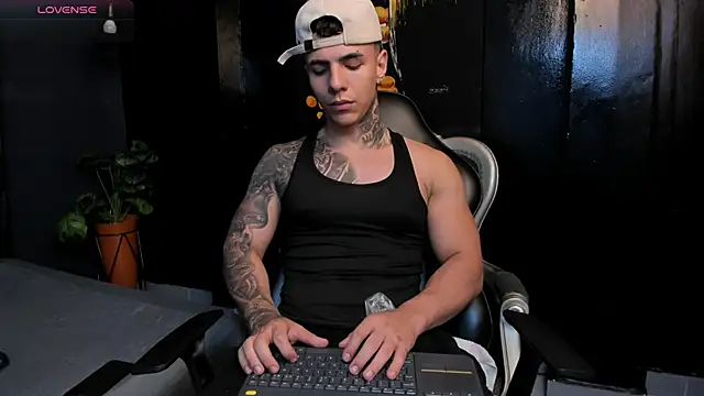 Flynn Riider online show from 11-25-25, 05:46