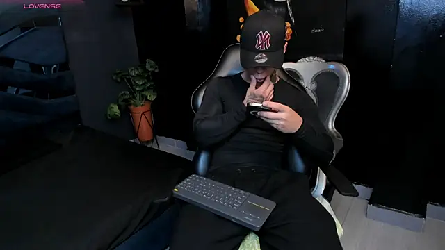 Flynn Riider online show from 10-24-25, 05:34