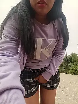 Snapshot of Danna-linyi chatting on 06-19-26, 02:56 Danna-linyi online show from 06-19-26, 02:56