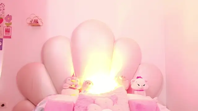 Snapshot of zoewillian chatting on 05-28-26, 12:07 zoewillian online show from 05-28-26, 12:07