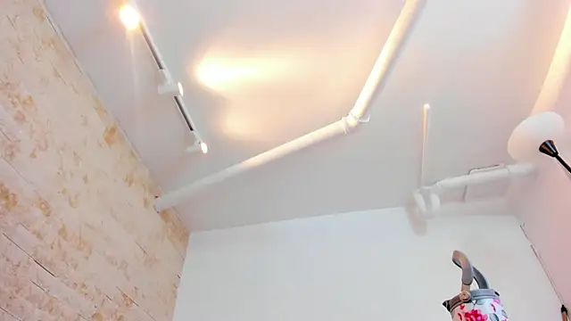 mia roldan  online show from 12-17-25, 01:38